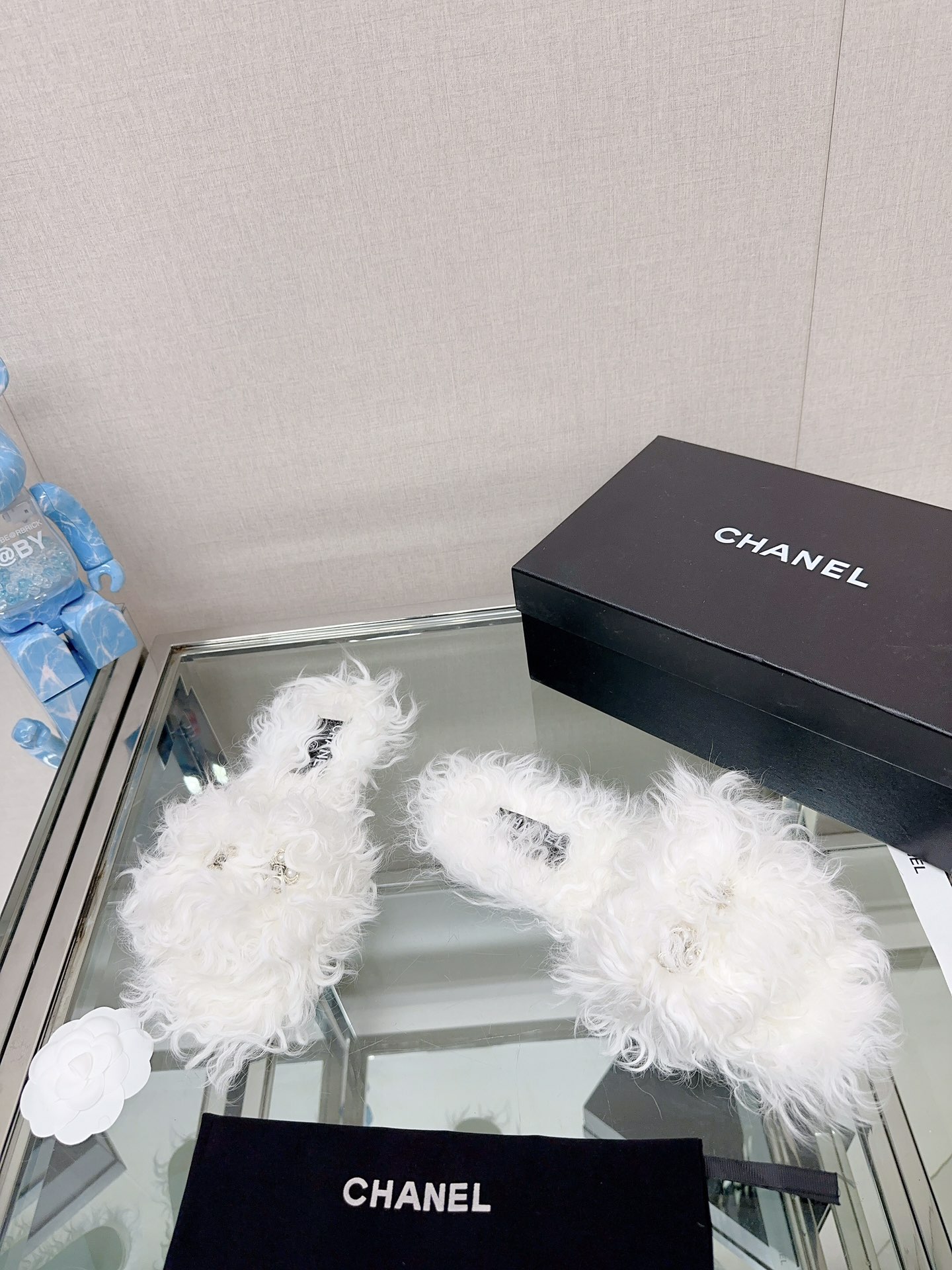 [TOP] CHANEL Pearl Buckle Plush Slippers - 3 Colour