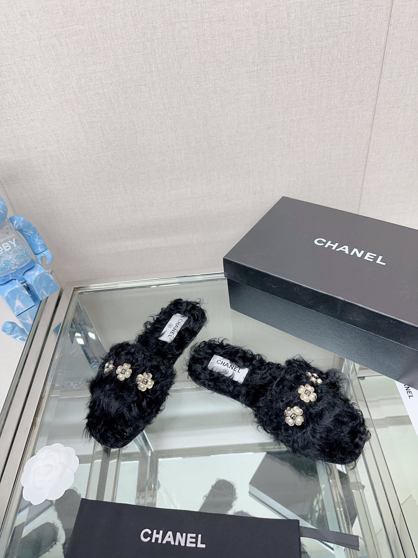 [TOP] CHANEL Pearl Buckle Plush Slippers - 3 Colour
