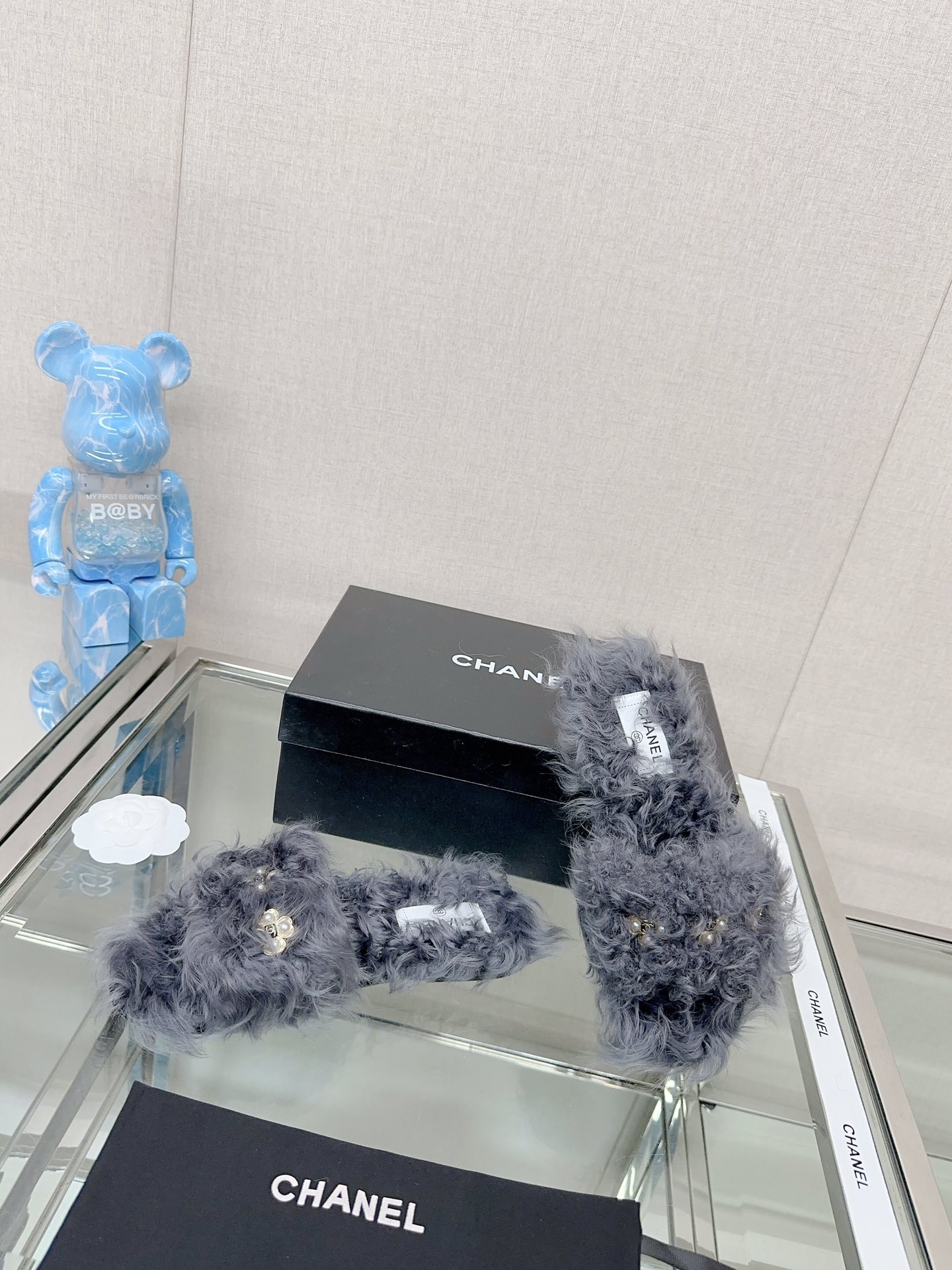 [TOP] CHANEL Pearl Buckle Plush Slippers - 3 Colour