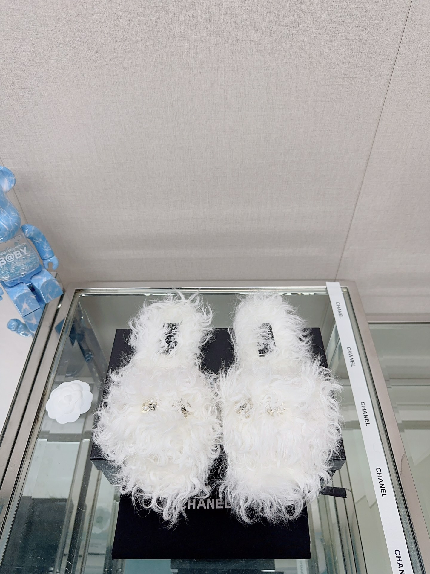 [TOP] CHANEL Pearl Buckle Plush Slippers - 3 Colour