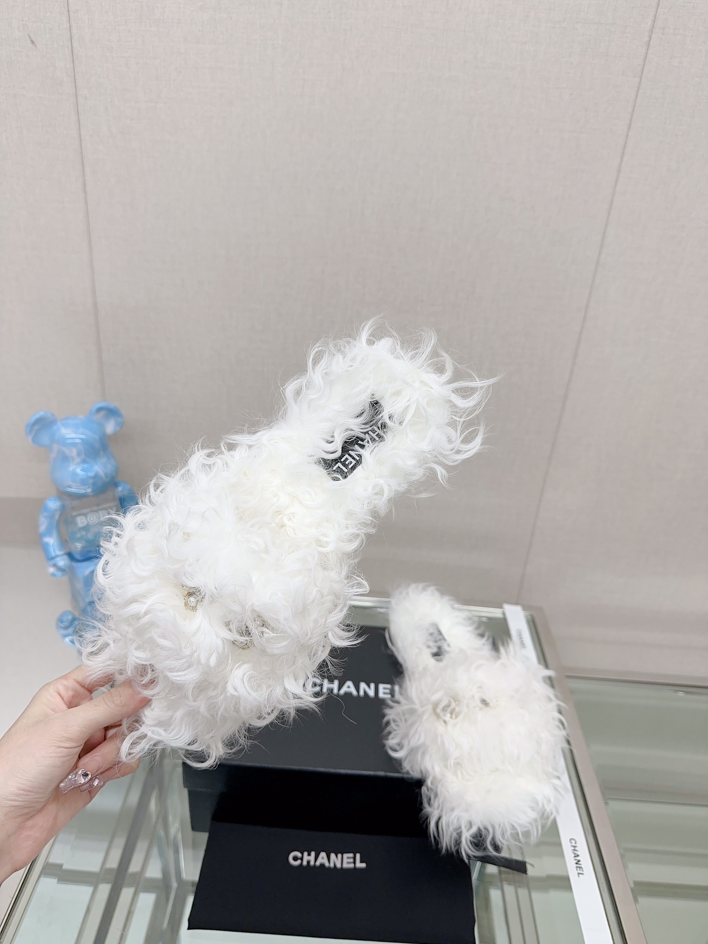 [TOP] CHANEL Pearl Buckle Plush Slippers - 3 Colour