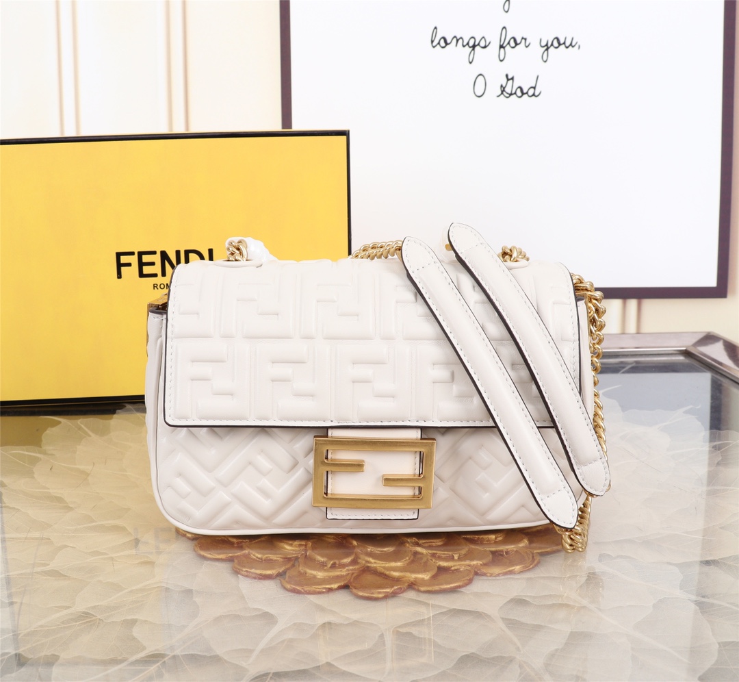 [TOP] FENDI FENDI Baguette Sheepskin Bag - White