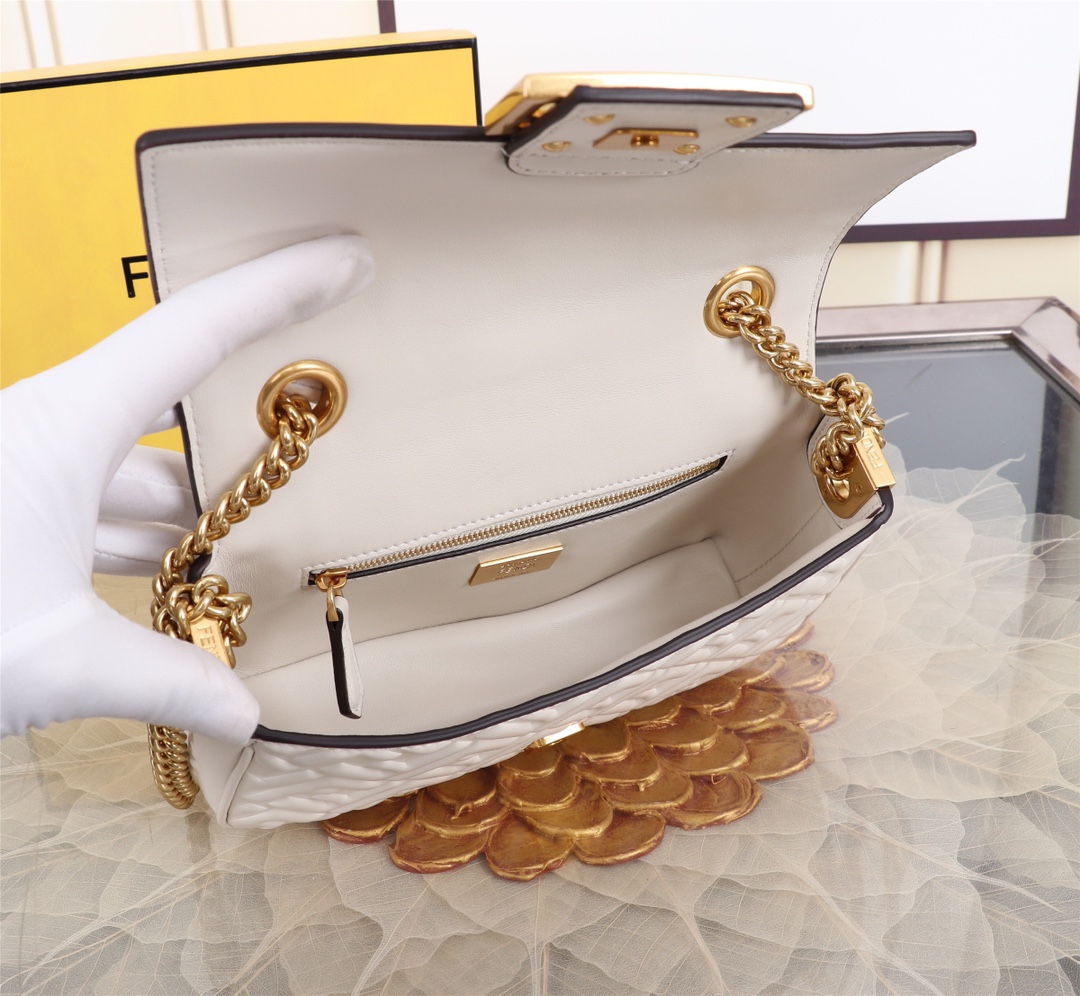 [TOP] FENDI FENDI Baguette Sheepskin Bag - White