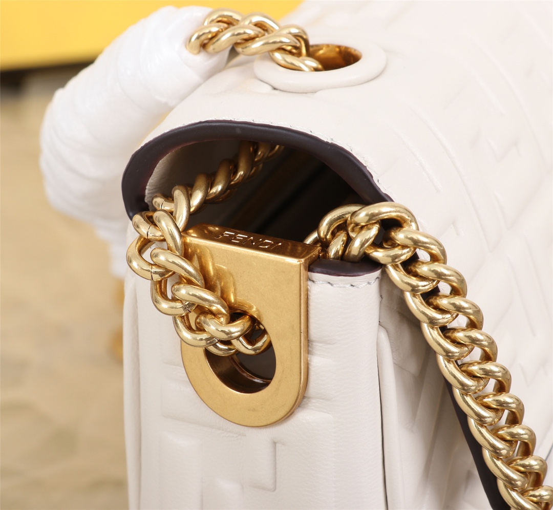 [TOP] FENDI FENDI Baguette Sheepskin Bag - White