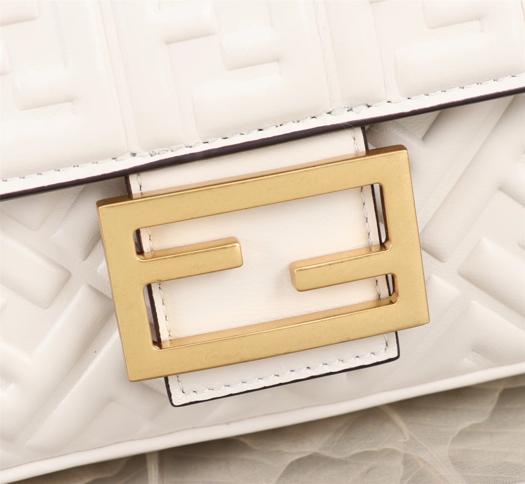 [TOP] FENDI FENDI Baguette Sheepskin Bag - White