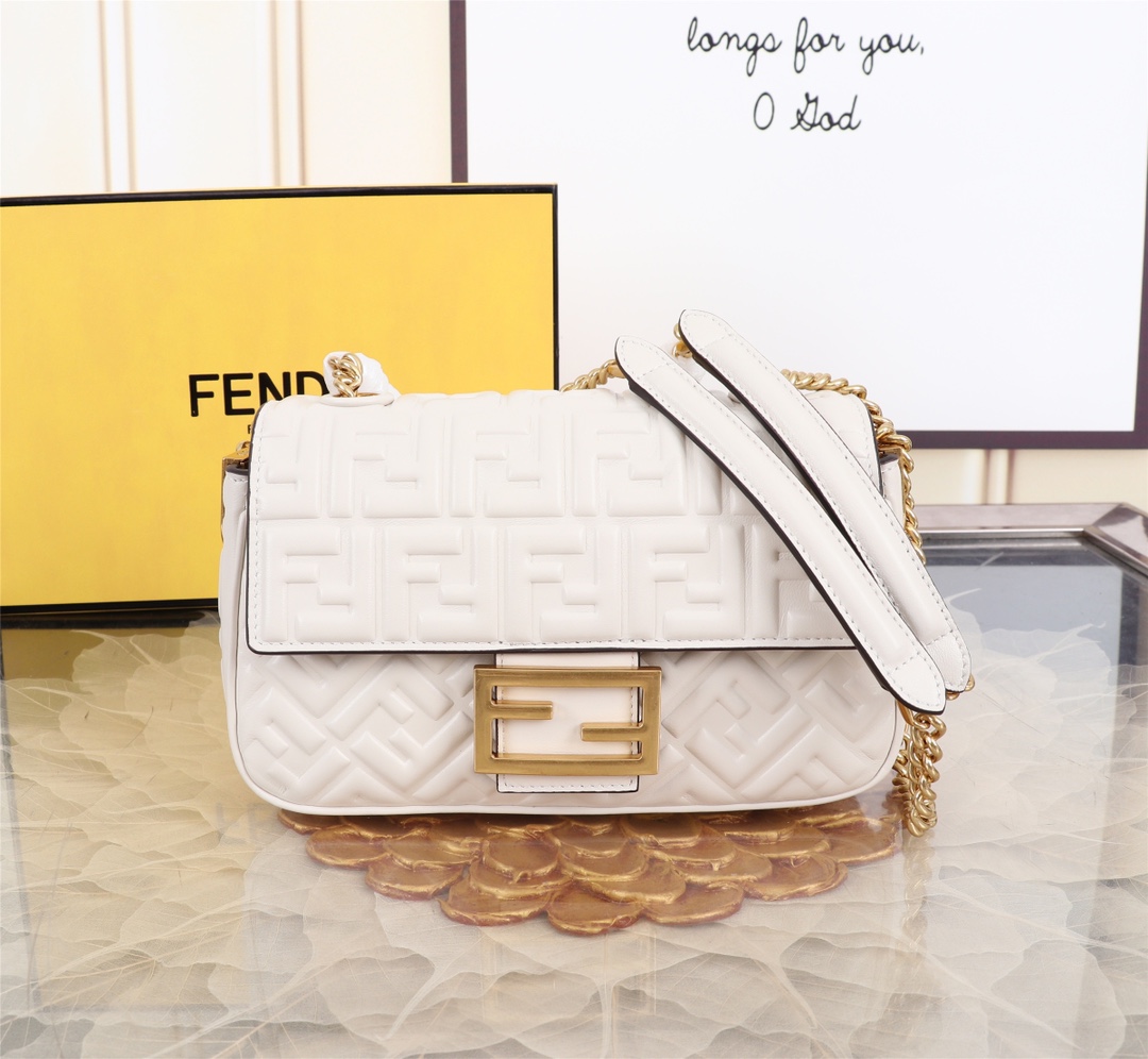 [TOP] FENDI FENDI Baguette Sheepskin Bag - White