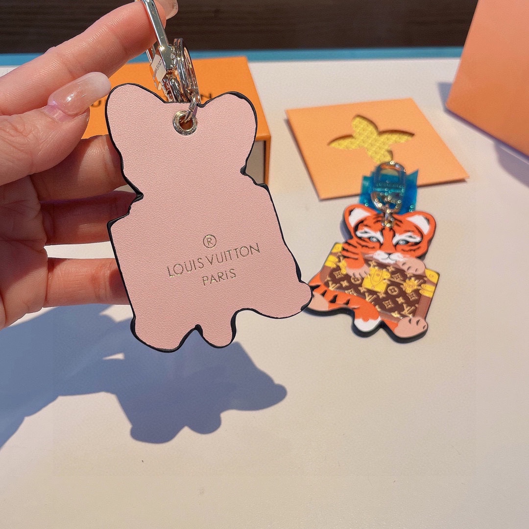 [TOP] Louis Vuitton LV Embossed Leather Tiger Keychain