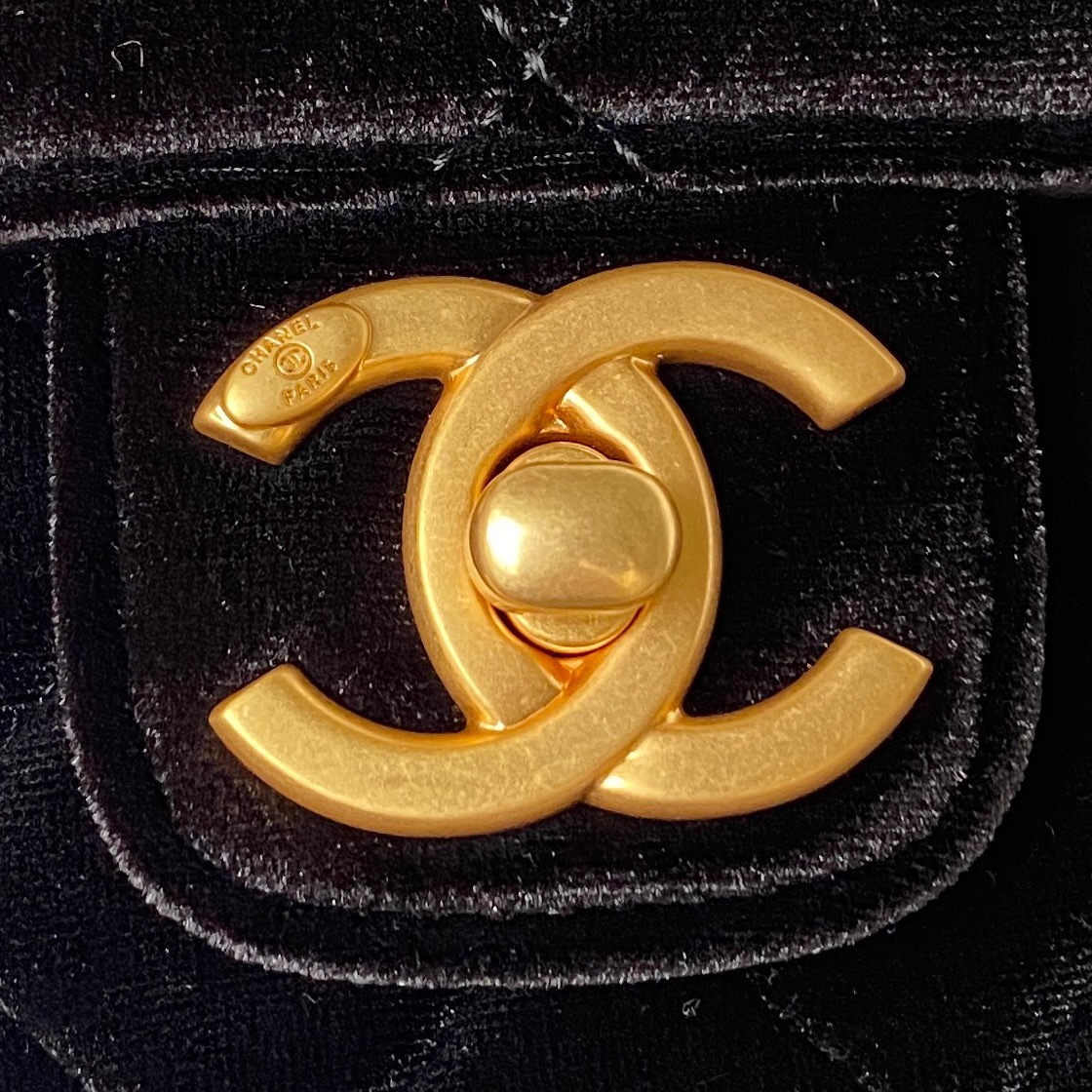 [TOP] CHANEL 𝟮𝟮 New Style Velvet  Bag 20.5*17*6.5cm - Black