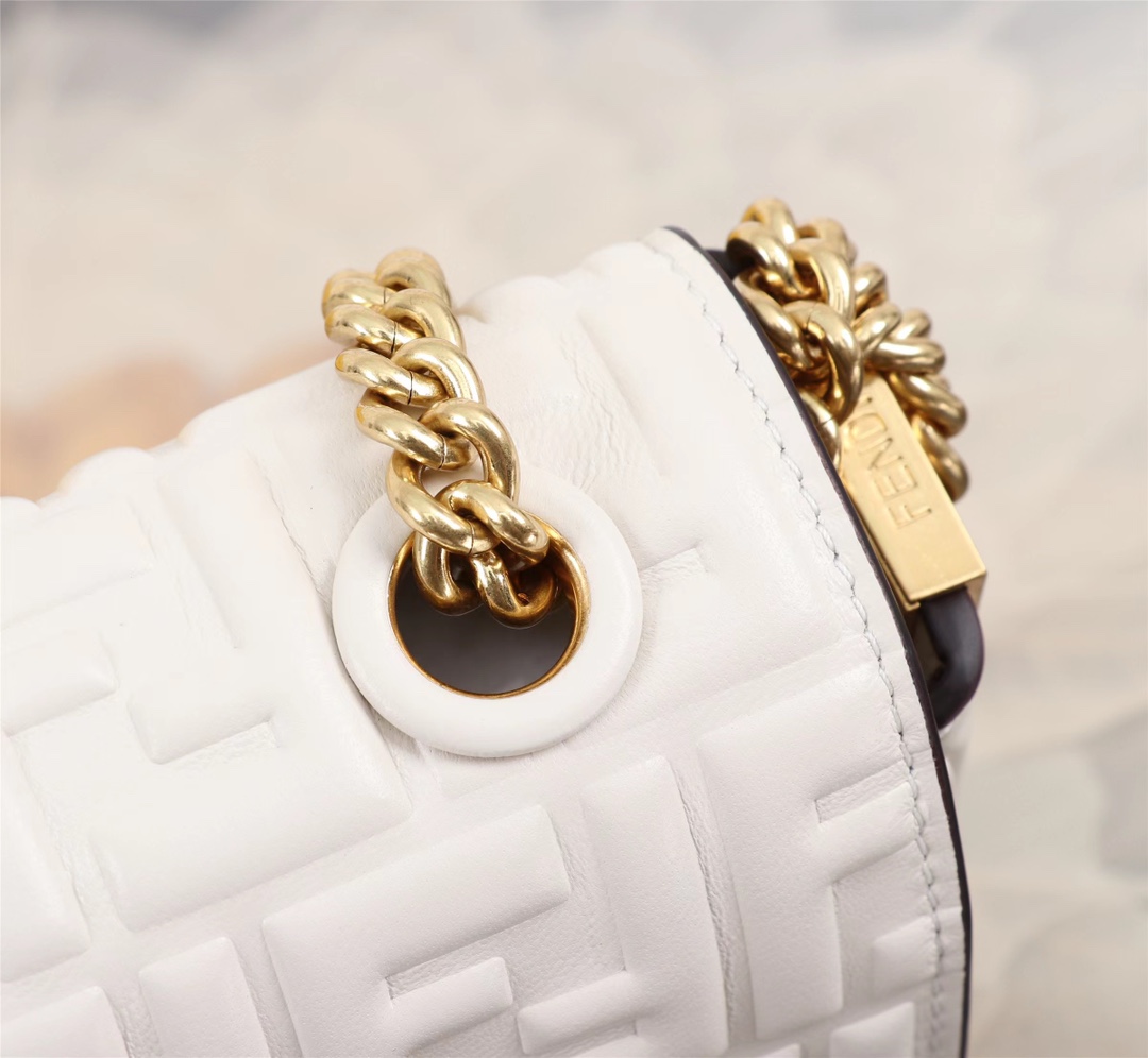 [TOP] FENDI FENDI Baguette Sheepskin Bag - White