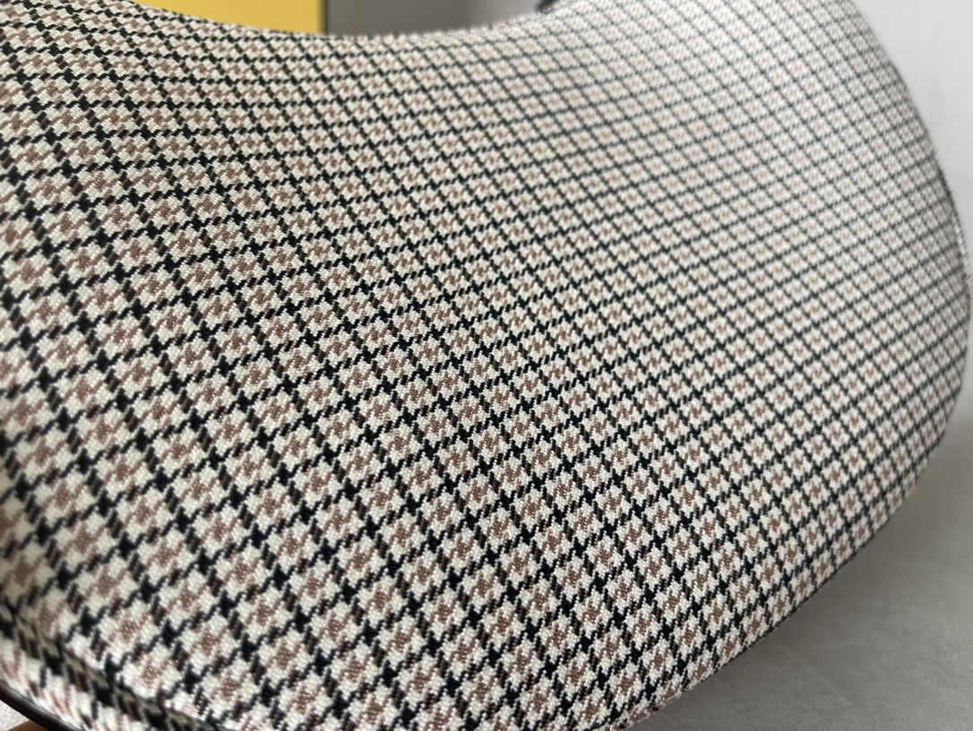 [TOP] FENDI FENDIgraphy Small Crescent Bag - Brown