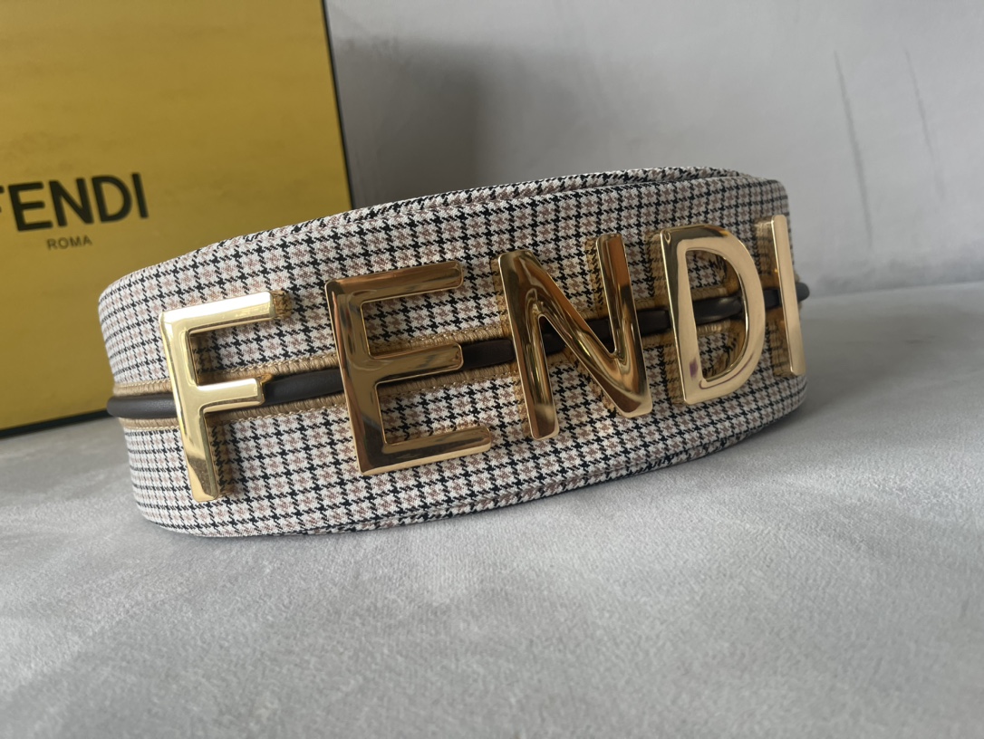 [TOP] FENDI FENDIgraphy Small Crescent Bag - Brown
