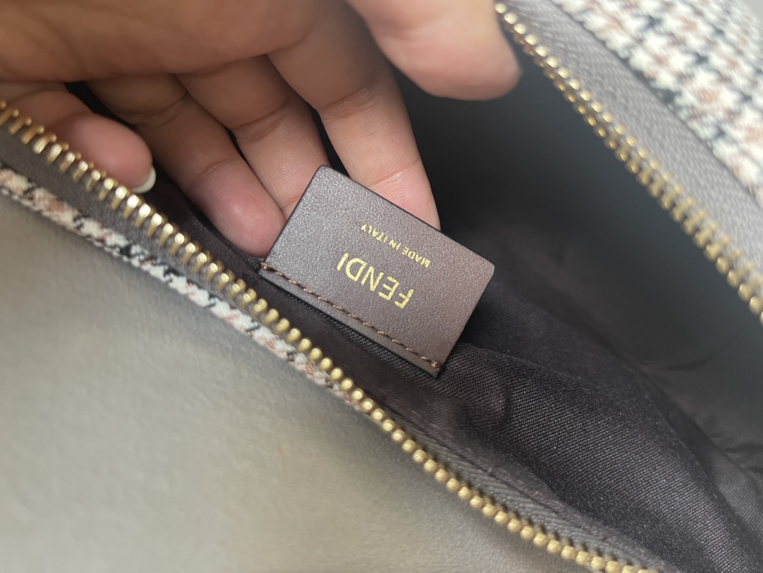 [TOP] FENDI FENDIgraphy Small Crescent Bag - Brown