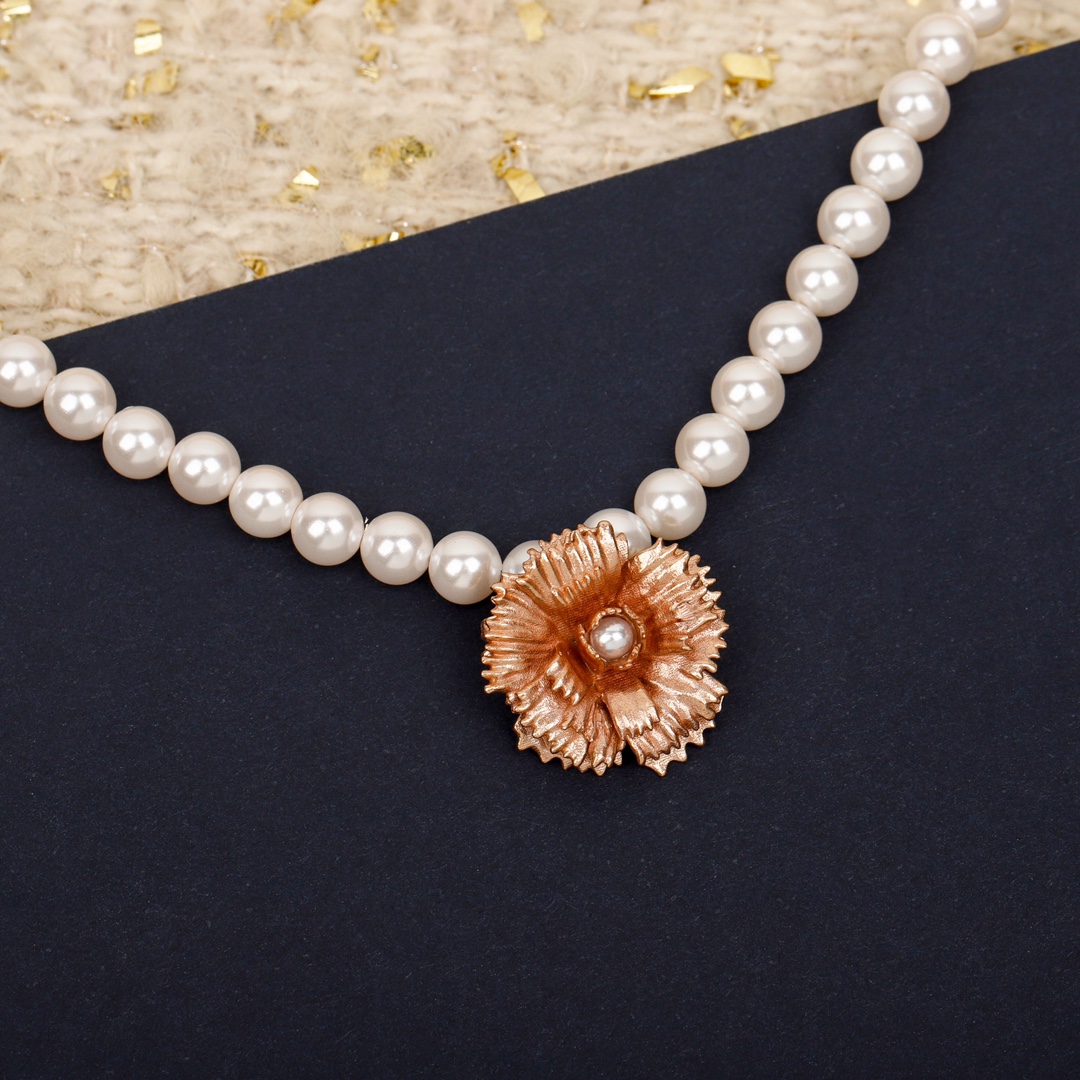 [TOP] Christian Dior Cornflower Pearl Necklace