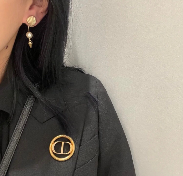 [TOP] Christian Dior Conch Earrings