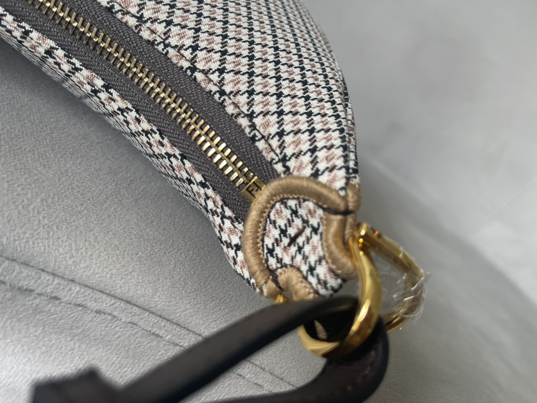 [TOP] FENDI FENDIgraphy Small Crescent Bag - Brown