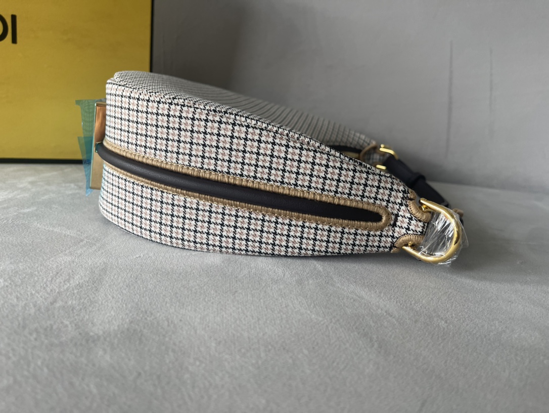 [TOP] FENDI FENDIgraphy Small Crescent Bag - Brown