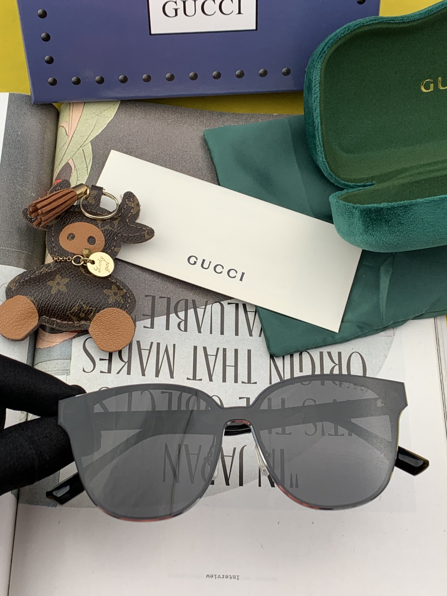 [TOP] GUCCI Large Frame Nylon Sunglasses - Black