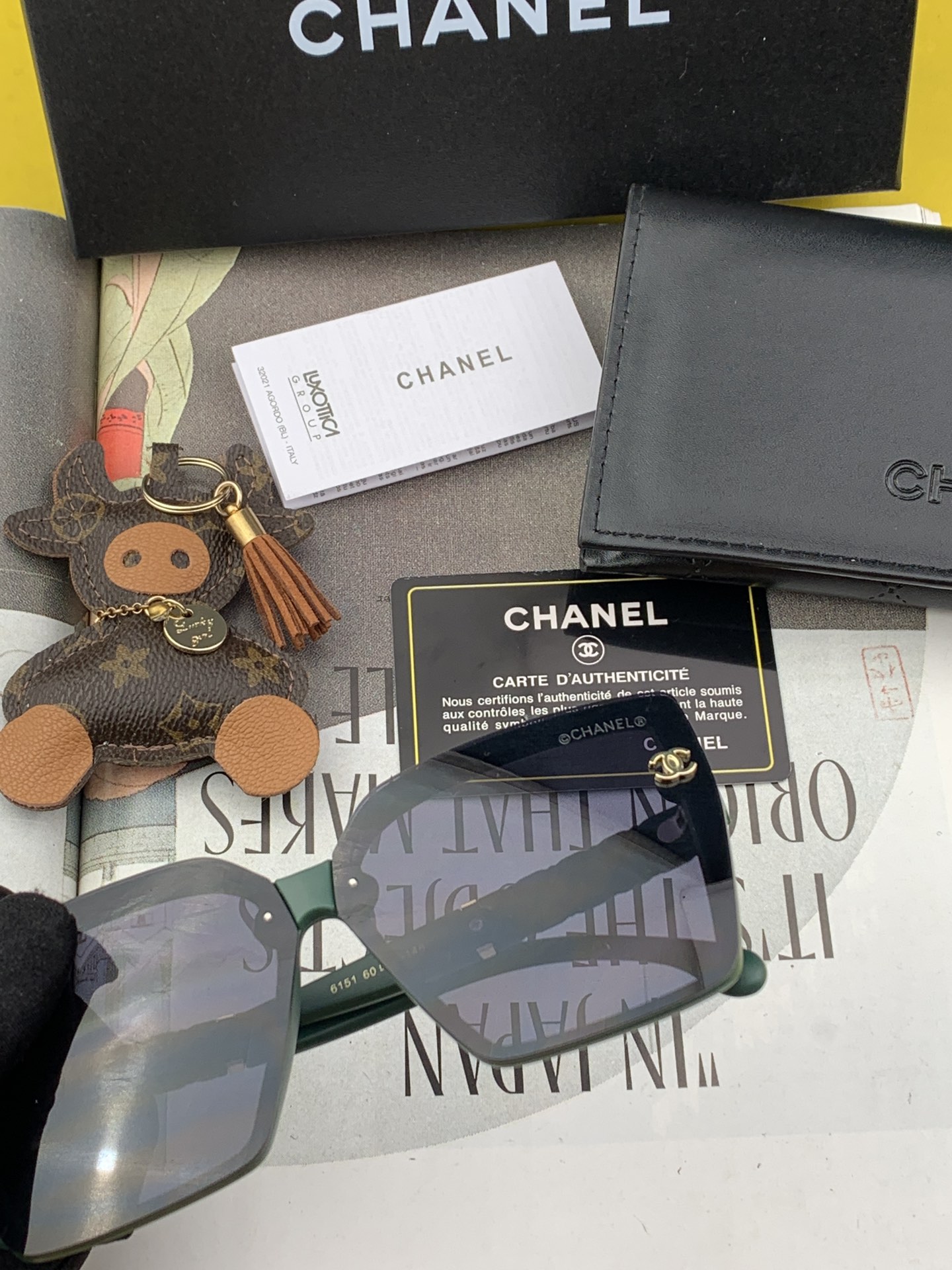 [TOP] CHANEL Large Frame Sunglasses - Two Colors