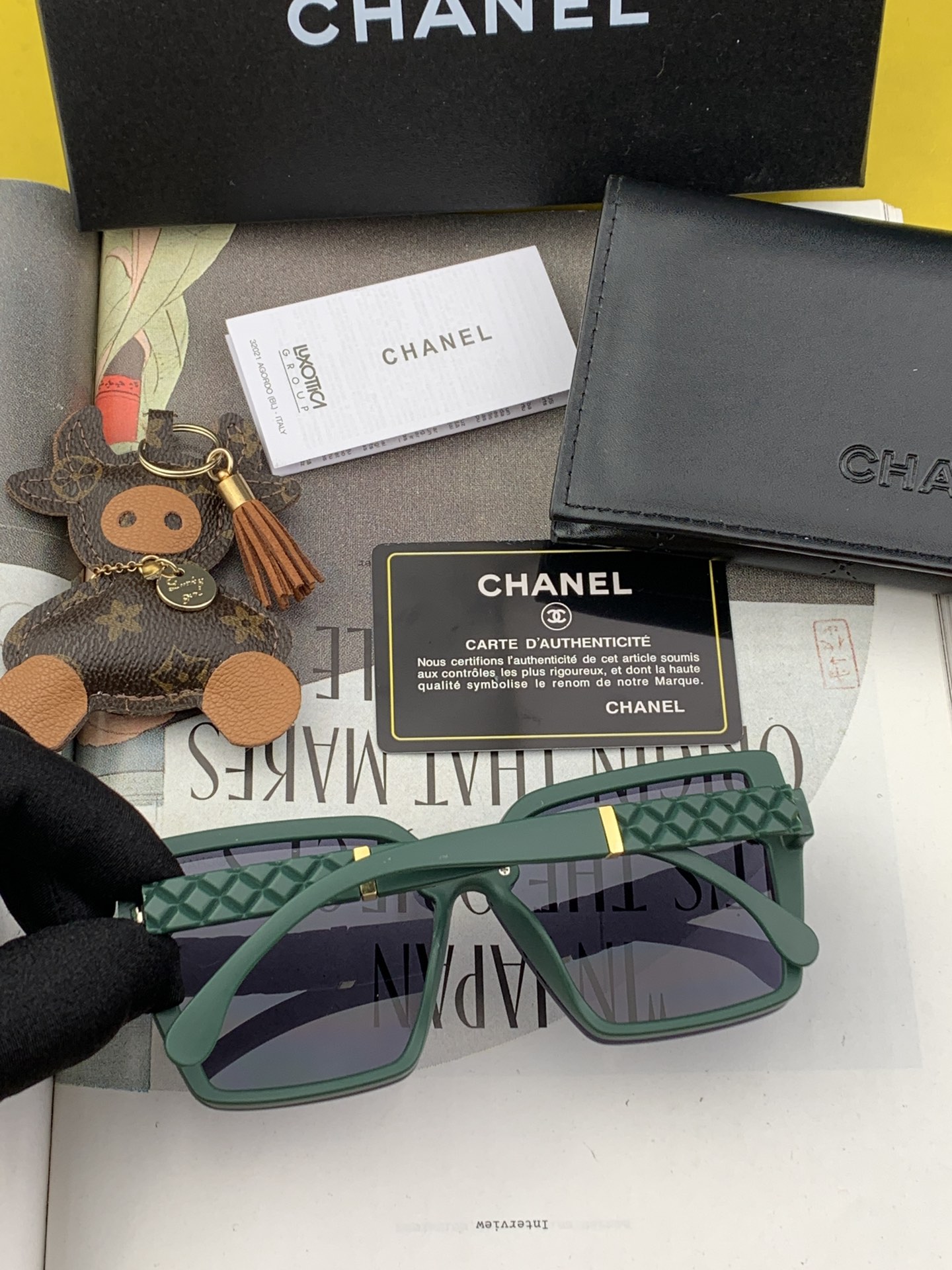 [TOP] CHANEL Large Frame Sunglasses - Two Colors