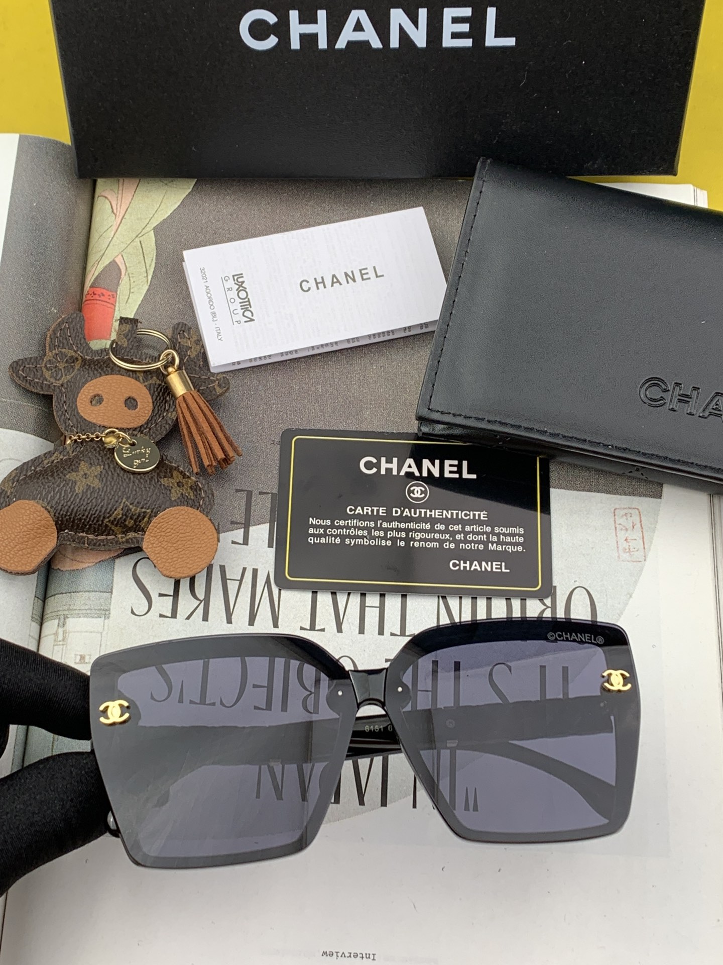 [TOP] CHANEL Large Frame Sunglasses - Two Colors