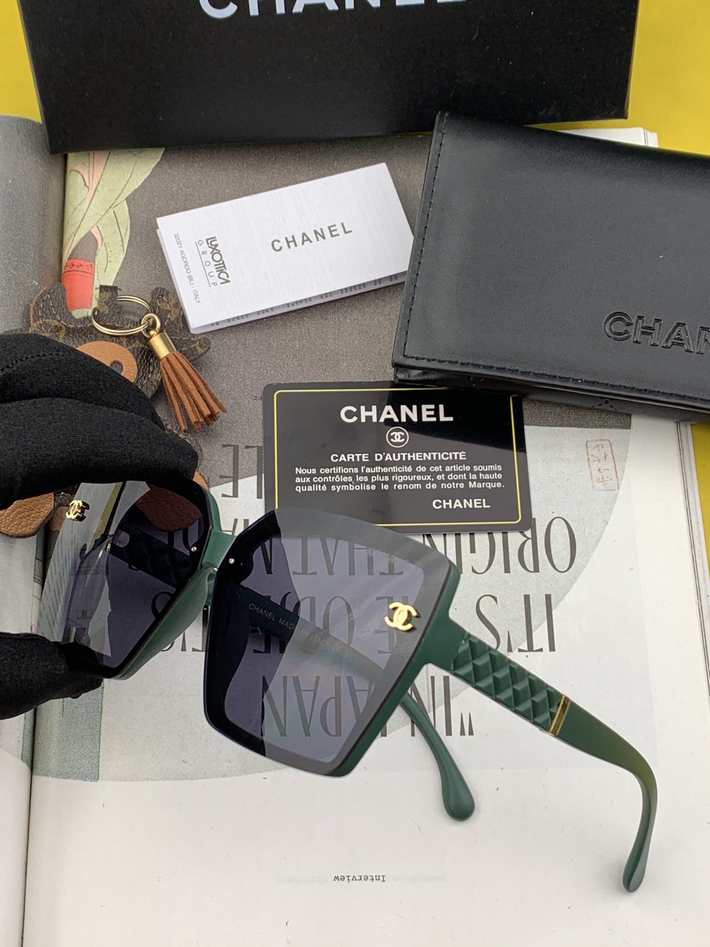 [TOP] CHANEL Large Frame Sunglasses - Two Colors