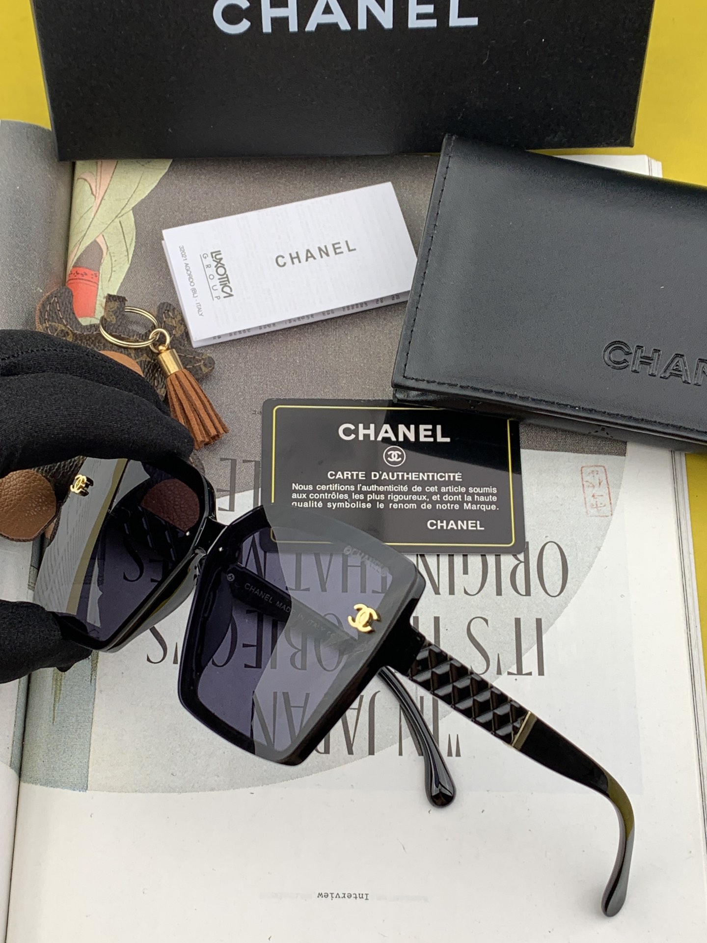 [TOP] CHANEL Large Frame Sunglasses - Two Colors