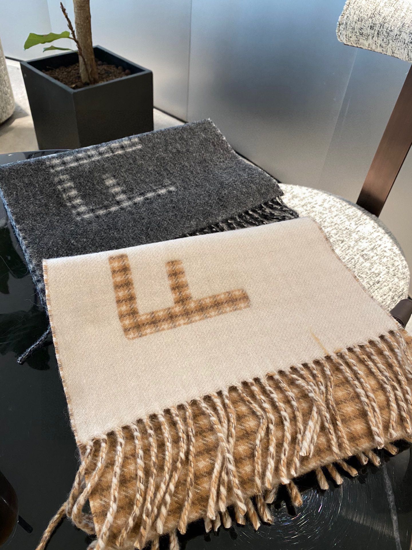 [TOP] FENDI FD Double-sided Jacquard Plaid Cashmere Scarf 30 x 180 cm - 2 Colors