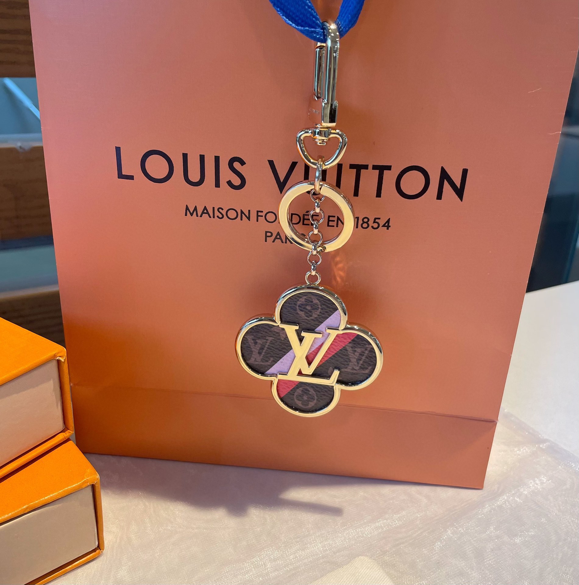 [TOP] Louis Vuitton LV Four Leaf Grass Shaped Keychain