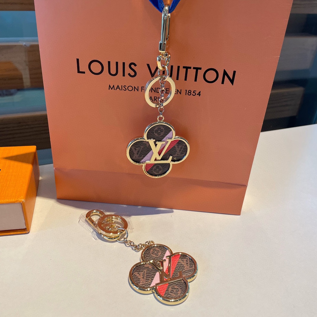 [TOP] Louis Vuitton LV Four Leaf Grass Shaped Keychain