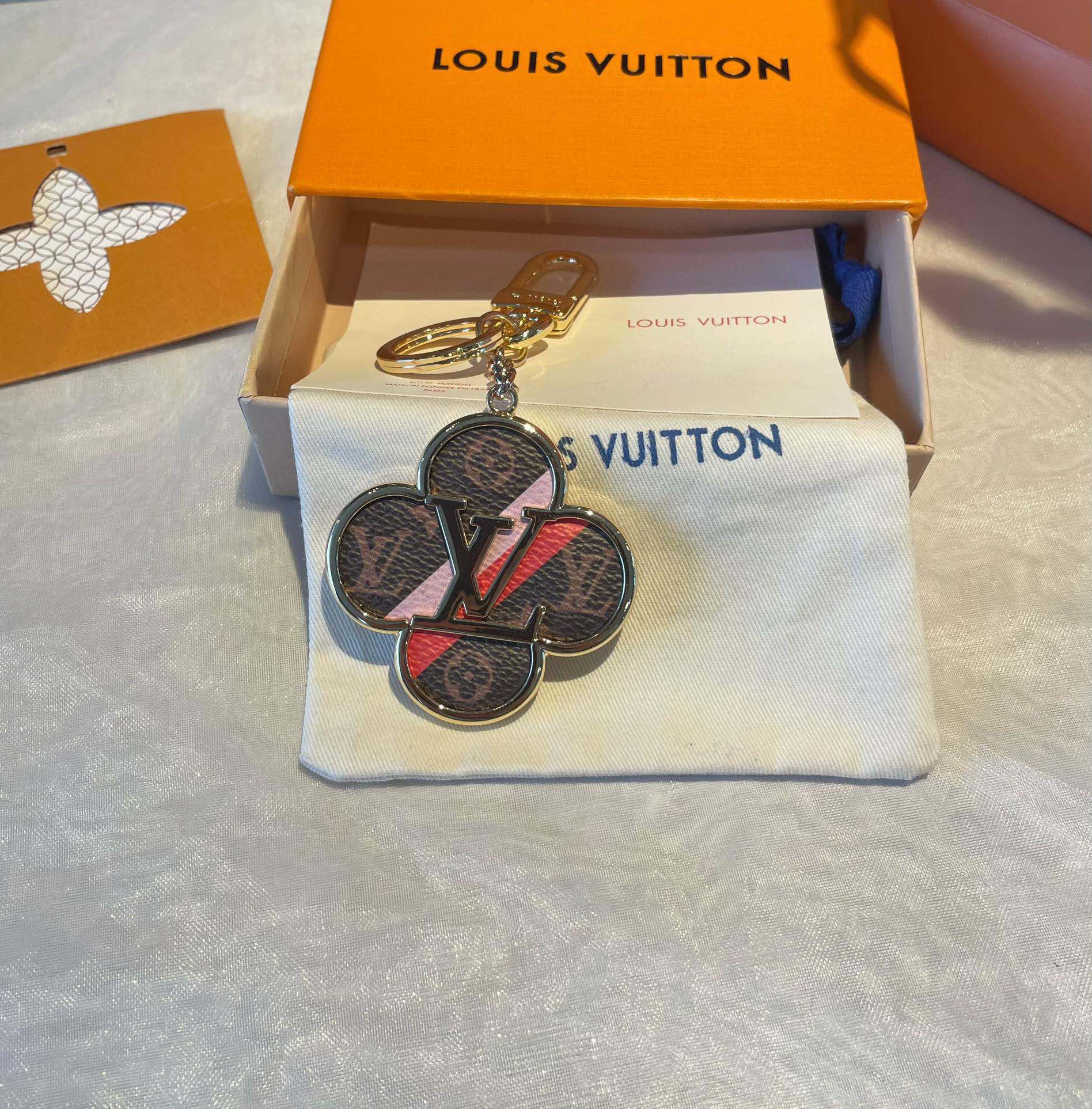 [TOP] Louis Vuitton LV Four Leaf Grass Shaped Keychain