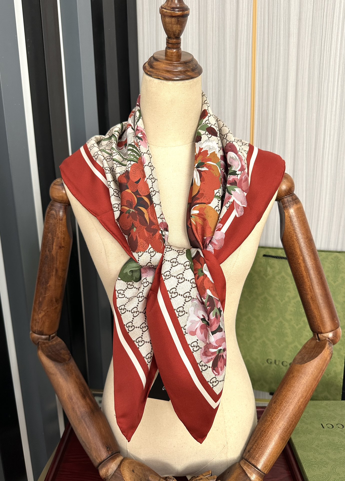 [TOP] GUCCI GG Flowers Cashmere Scarf 90 x 90 cm - 2 Colors