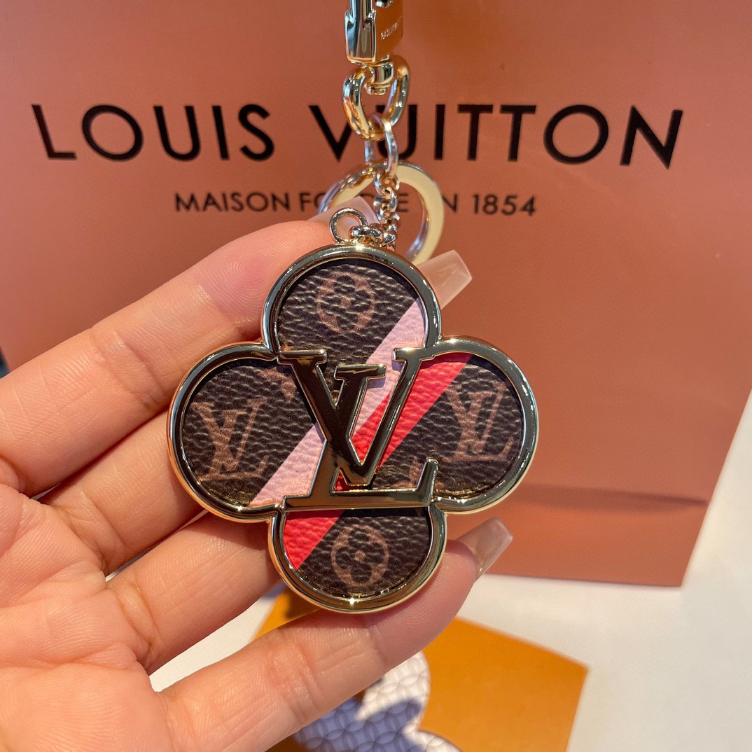 [TOP] Louis Vuitton LV Four Leaf Grass Shaped Keychain