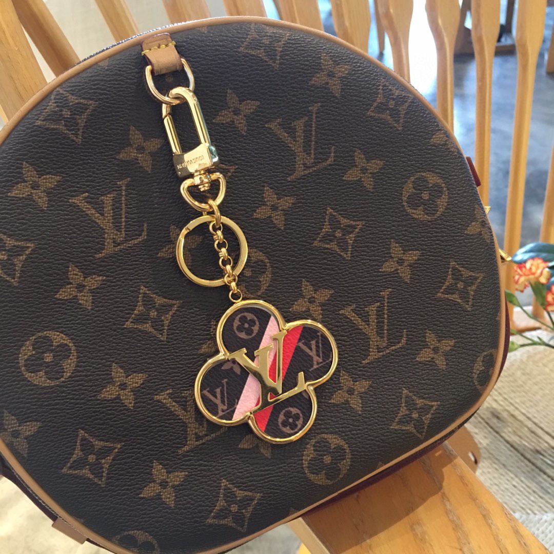[TOP] Louis Vuitton LV Four Leaf Grass Shaped Keychain