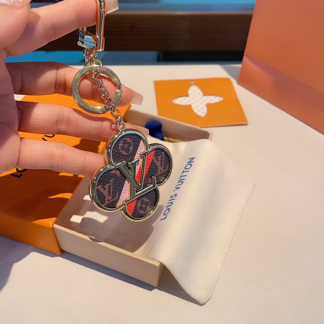 [TOP] Louis Vuitton LV Four Leaf Grass Shaped Keychain