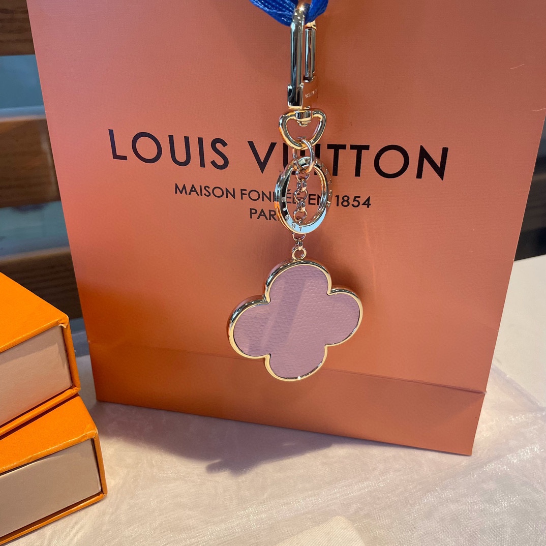 [TOP] Louis Vuitton LV Four Leaf Grass Shaped Keychain