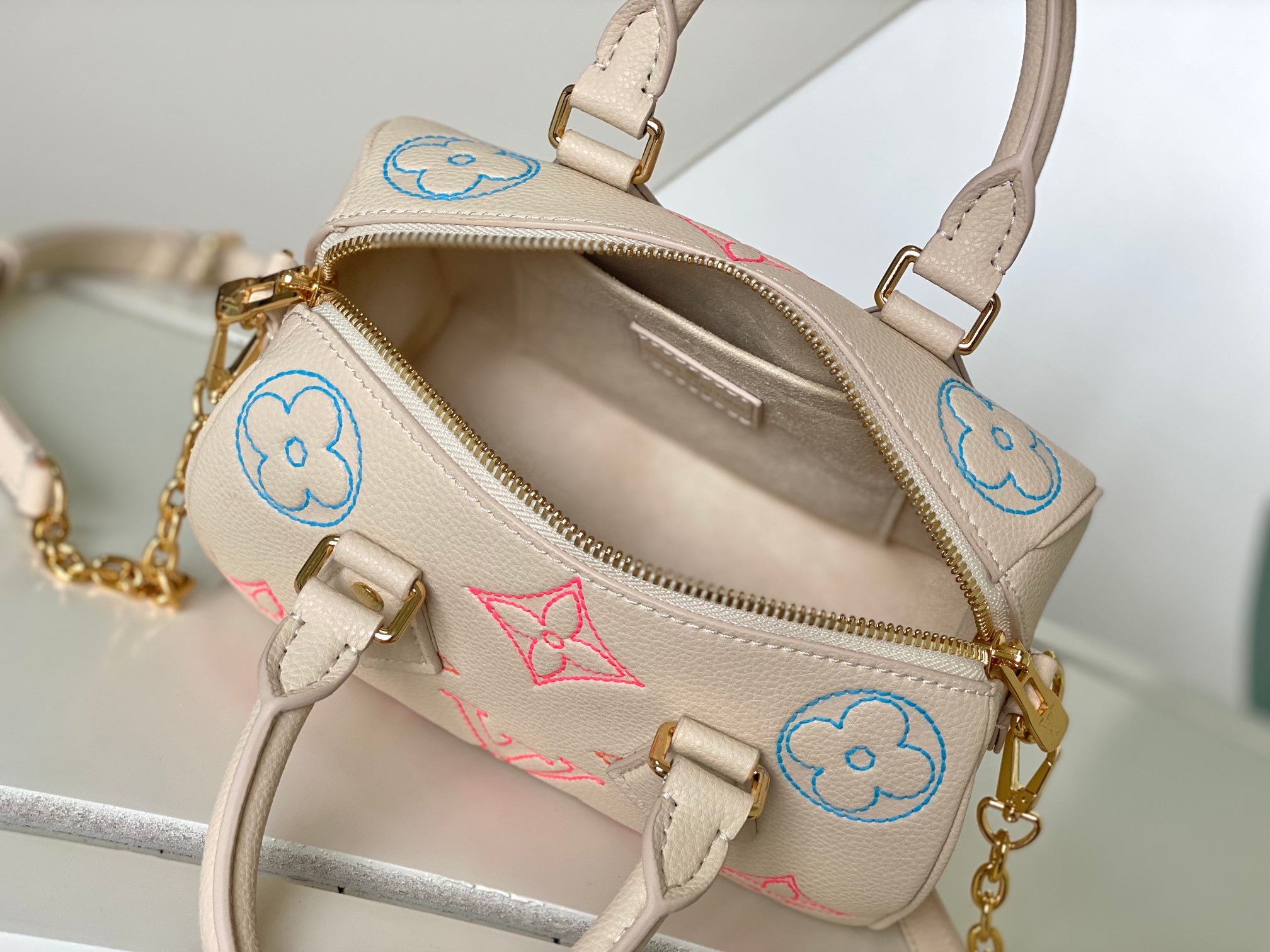 [TOP] Louis Vuitton LV Speedy Bandoulière 20 Monogram Bag 20.5 x 13.5 x 12 cm - Milky White