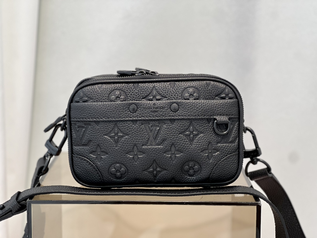 [TOP] Louis Vuitton LV L*V Monogram Eclipse Canvas Neo Alpha Handbag 11x18.5x6.5CM- Two Colors
