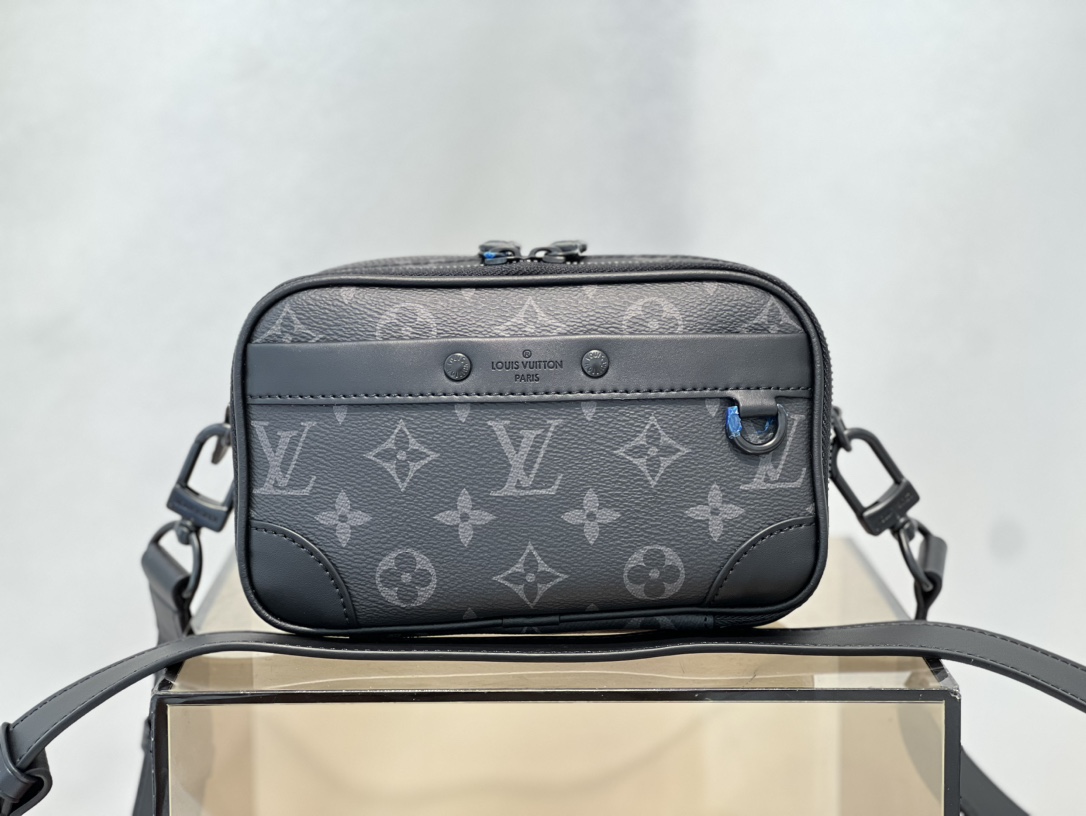 [TOP] Louis Vuitton LV L*V Monogram Eclipse Canvas Neo Alpha Handbag 11x18.5x6.5CM- Two Colors