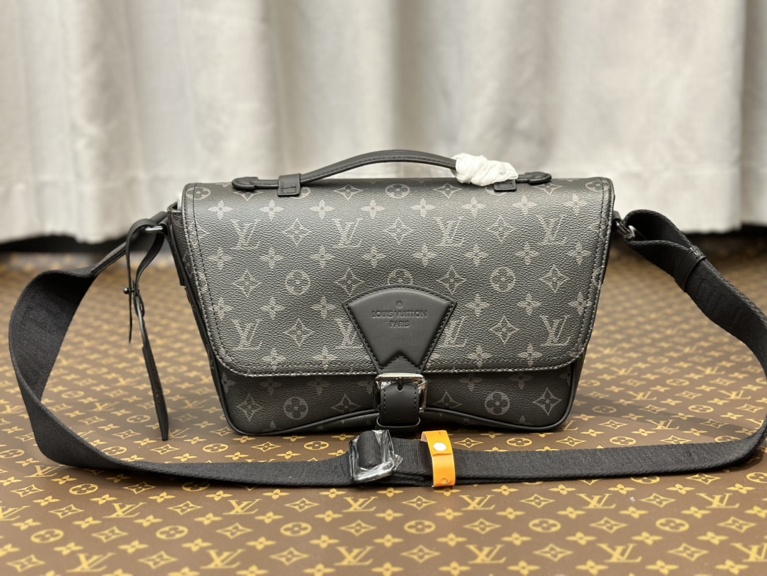 [TOP] Louis Vuitton LV L*V Montsouris Triangular Hijab Shoulder Bag 34 x 19 x 11 cm- Two Colors