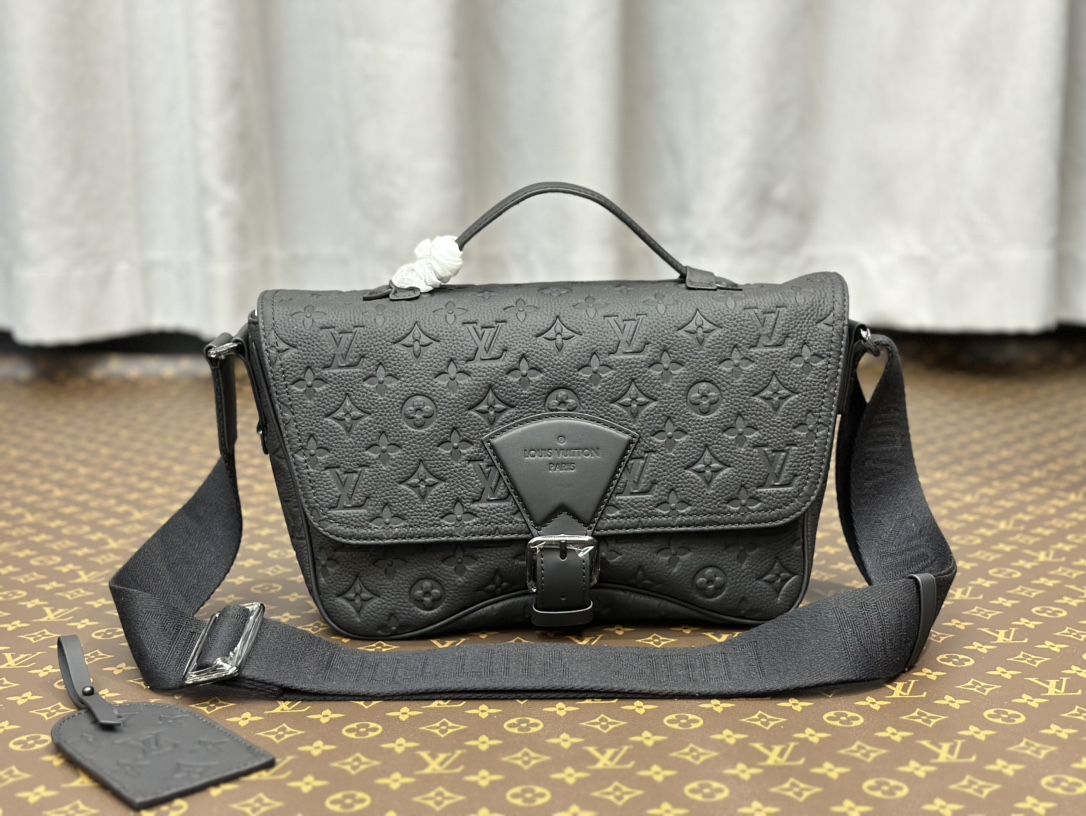 [TOP] Louis Vuitton LV L*V Montsouris Triangular Hijab Shoulder Bag 34 x 19 x 11 cm- Two Colors