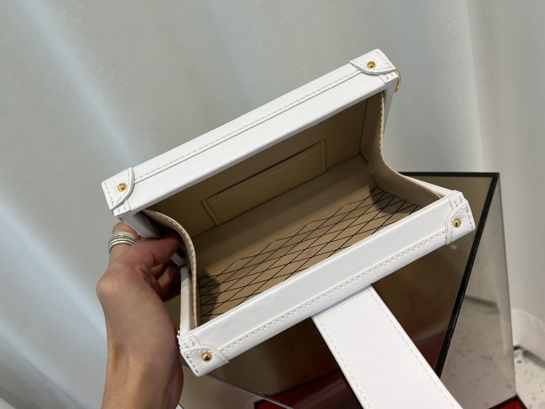[TOP] Louis Vuitton LV  Monogram PETITE MALLE Boxes Handbag 20 x 12.5 x 6 cm  - White