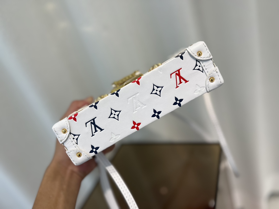 [TOP] Louis Vuitton LV  Monogram PETITE MALLE Boxes Handbag 20 x 12.5 x 6 cm  - White