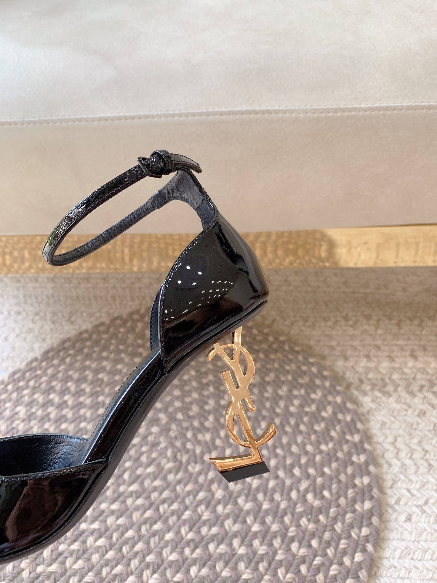 [TOP] Yves Saint Laurent YSL Cow Patent Leather Hollow High Heels - 10.5cm - Black