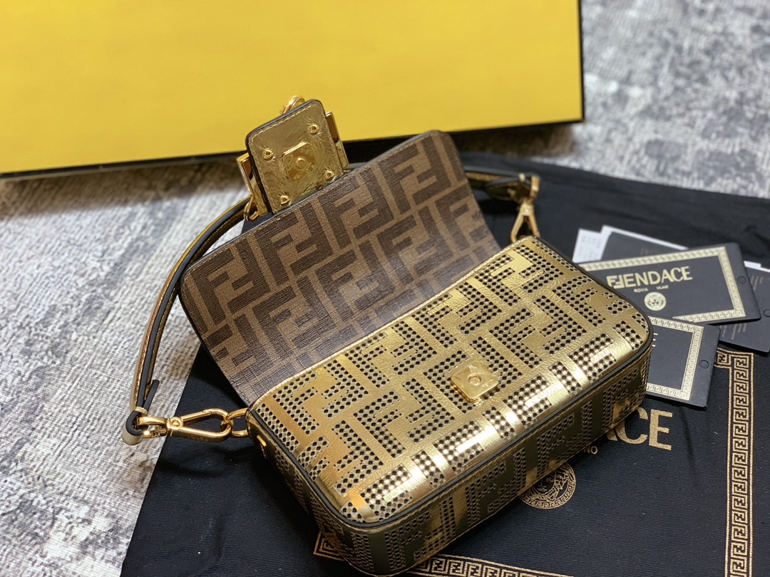 [TOP] FENDI FENDI Square Baguette Mini Bag - Gold
