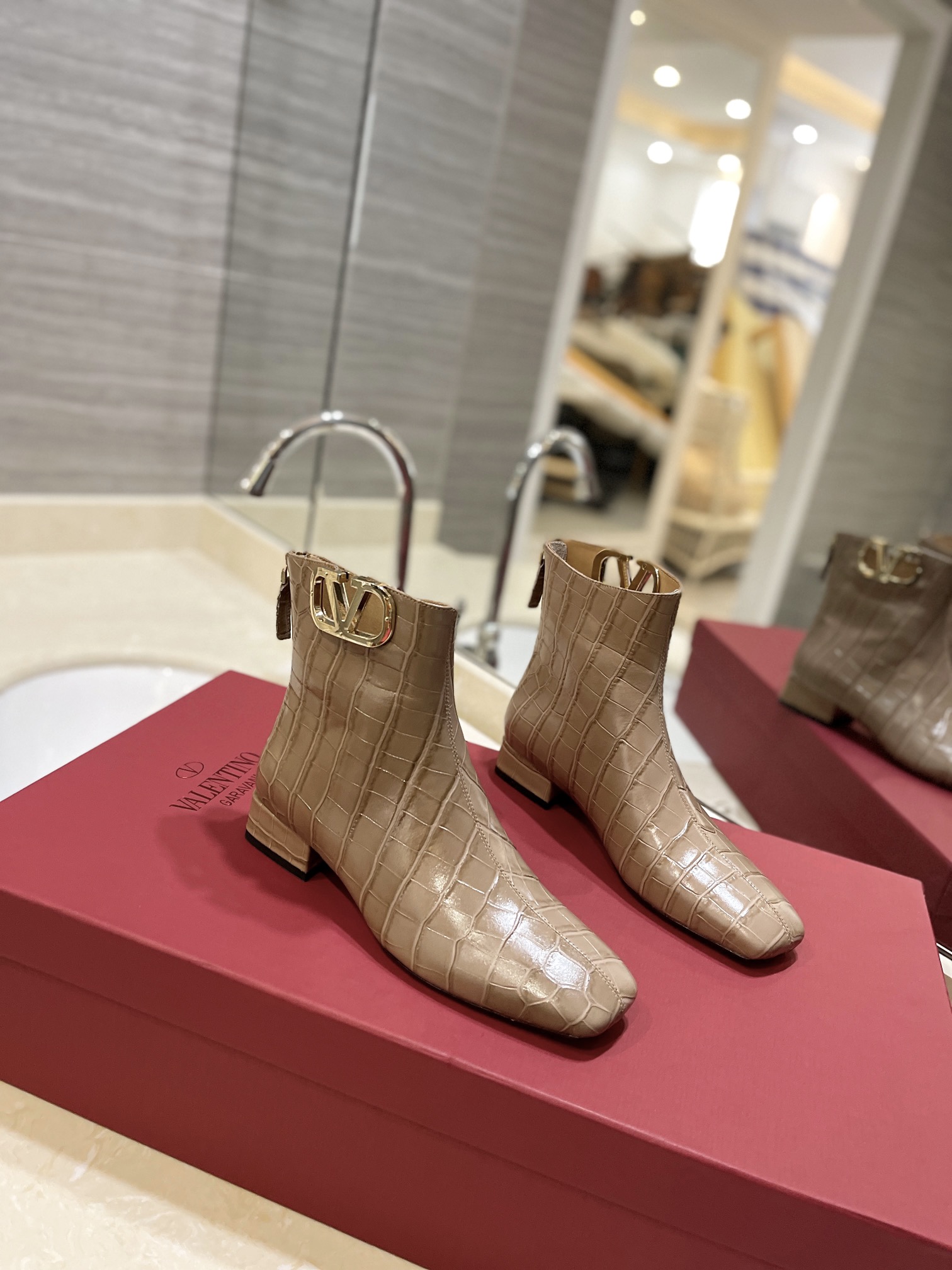 [TOP] VALENTINO Stone Grain Cowhide Short Boots - 3cm - Two Colors