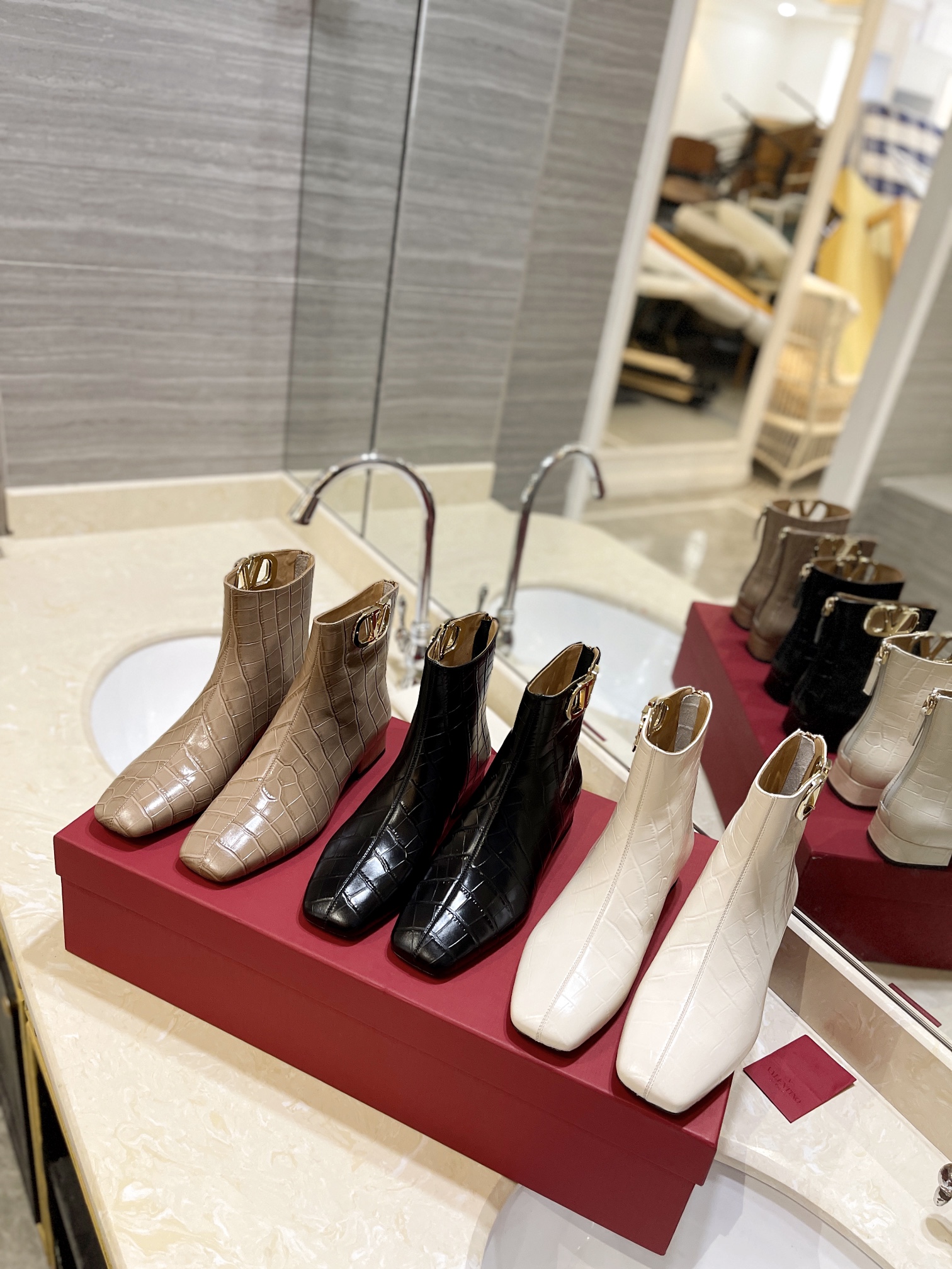 [TOP] VALENTINO Stone Grain Cowhide Short Boots - 3cm - Two Colors