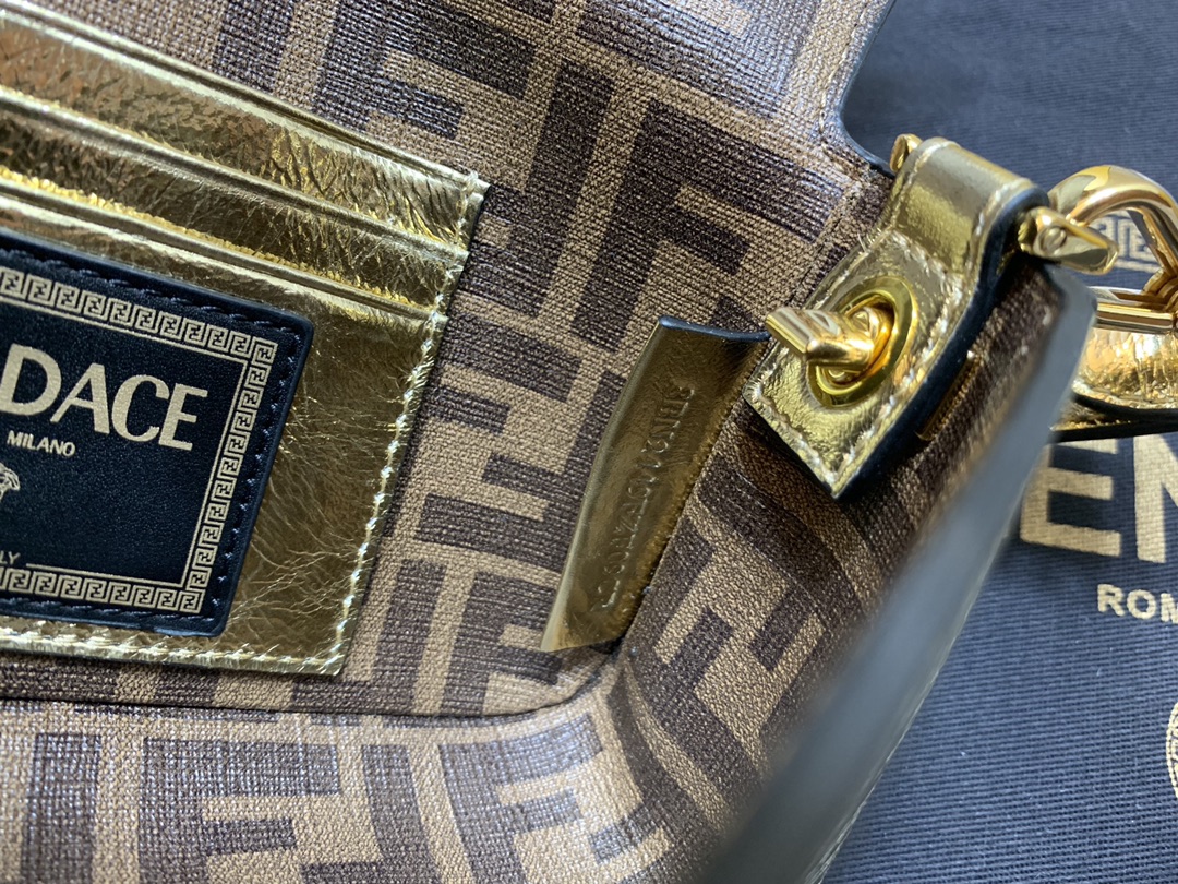 [TOP] FENDI FENDI Square Baguette Mini Bag - Gold