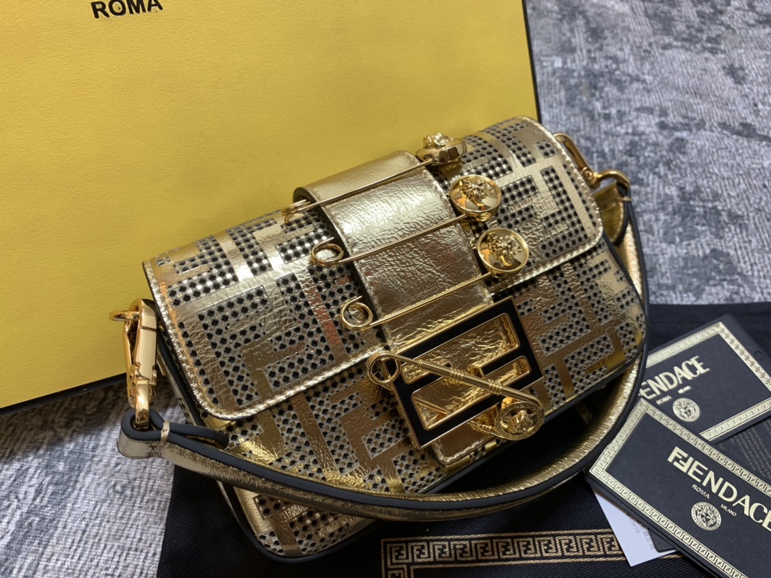 [TOP] FENDI FENDI Square Baguette Mini Bag - Gold