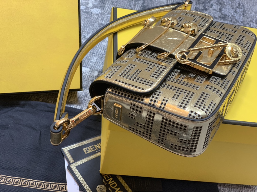 [TOP] FENDI FENDI Square Baguette Mini Bag - Gold