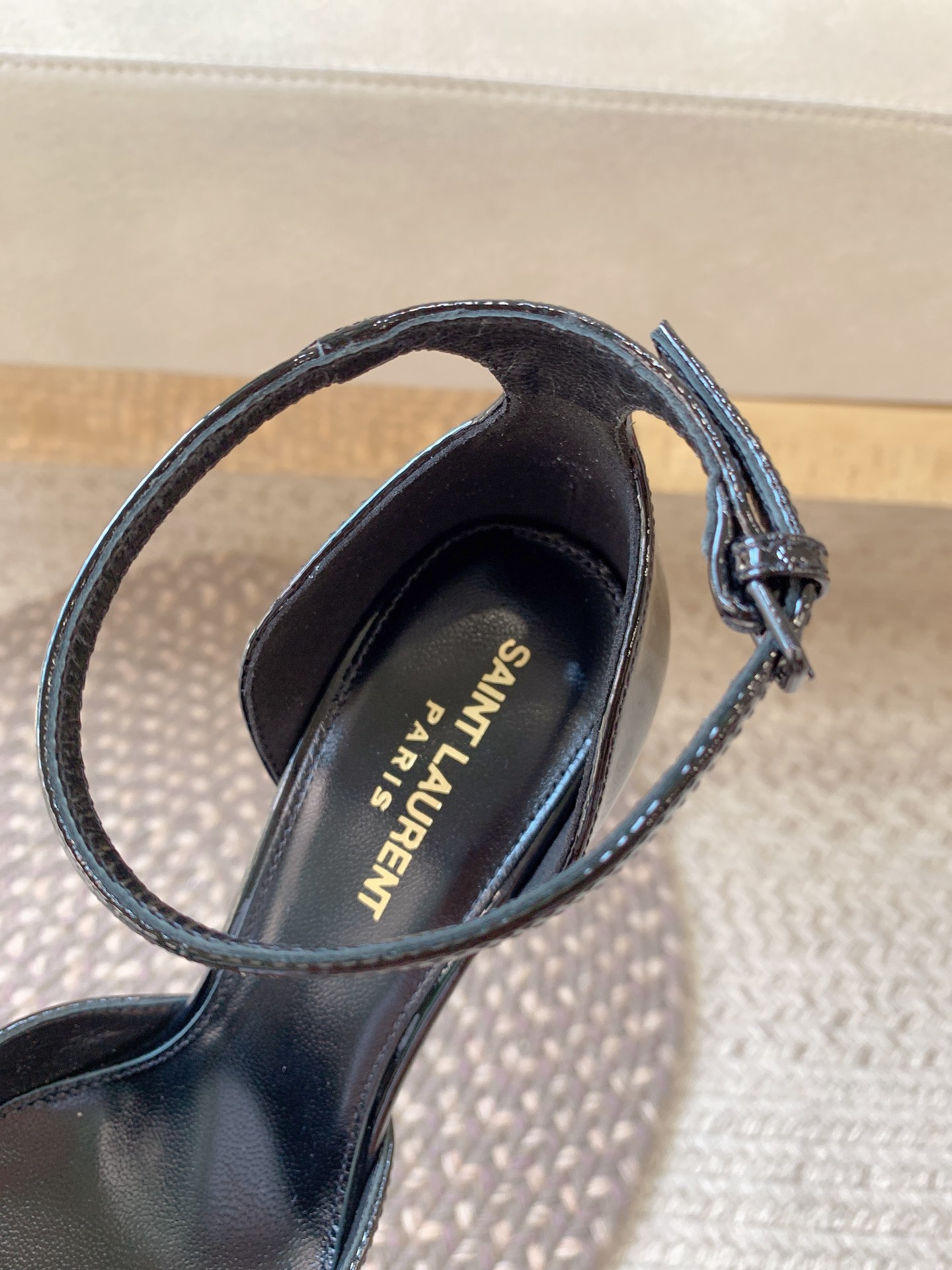 [TOP] Yves Saint Laurent YSL Cow Patent Leather Hollow High Heels - 10.5cm - Black